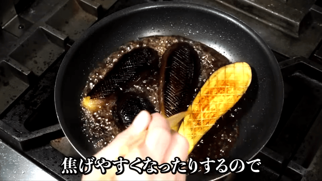 タレを絡めながら焼く