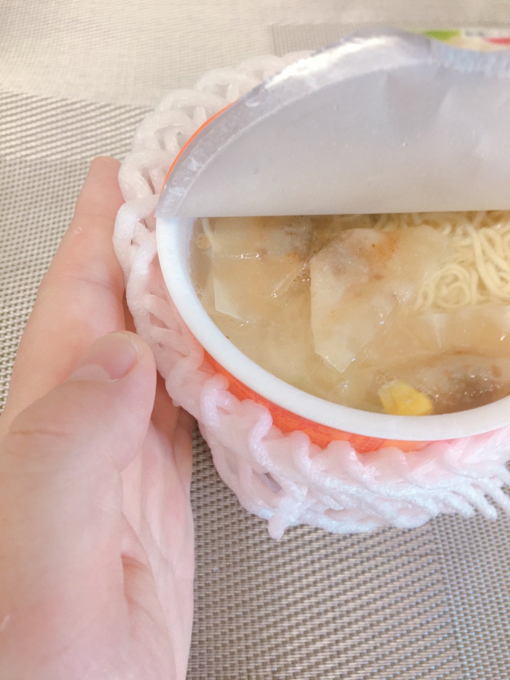 フルーツネットで包んだお湯を注いだカップラーメン