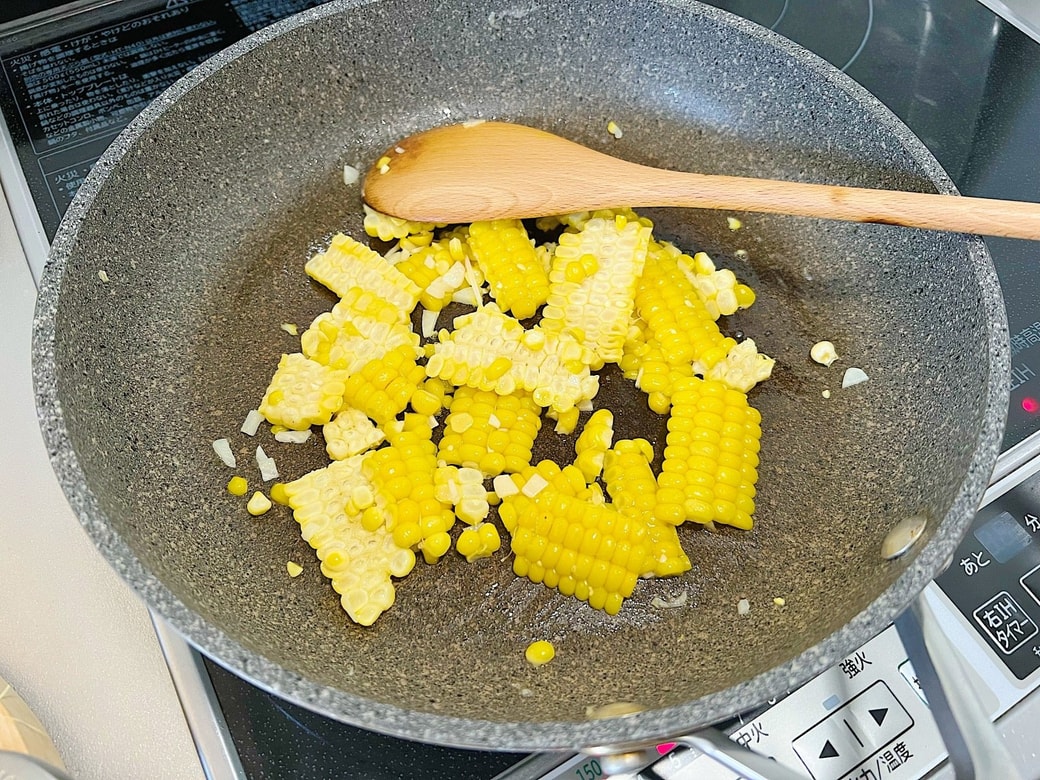 フライパンにとうもろこし