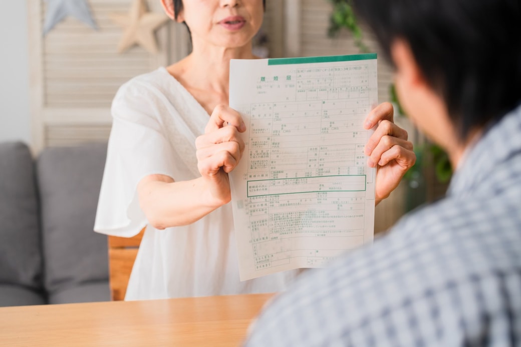 離婚届を突き出す