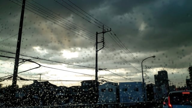 大雨が降る空