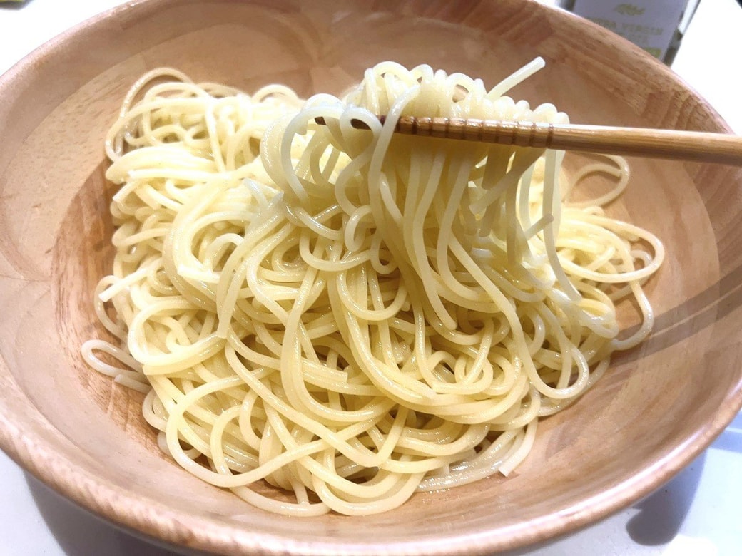 スパゲッティをオイルでコーティング