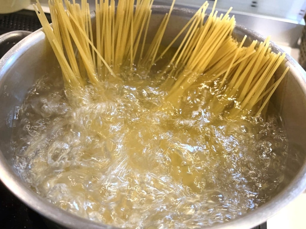 スパゲッティを茹でる