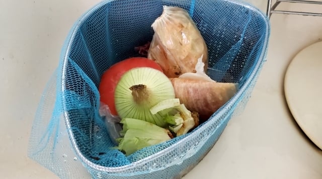生ごみが入った三角コーナー