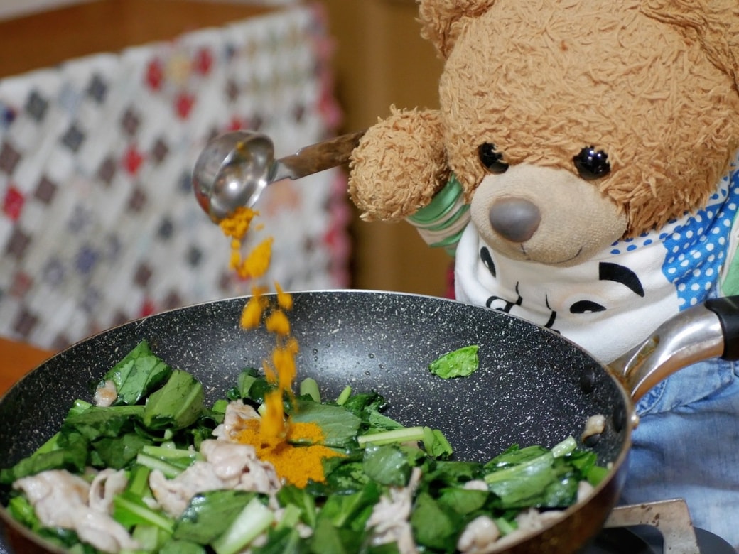 くまくんカレー粉を加えている