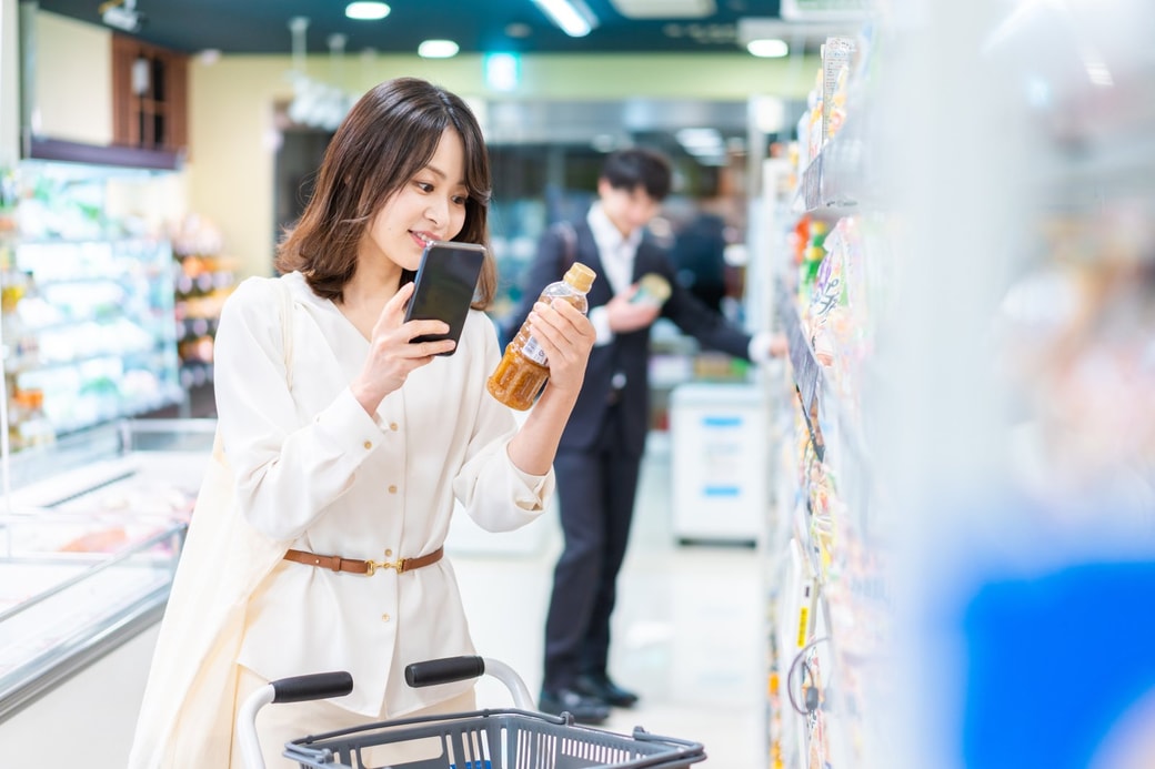 買い物する女性