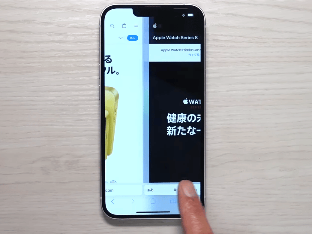 iPhoneの画面を左スワイプする男性