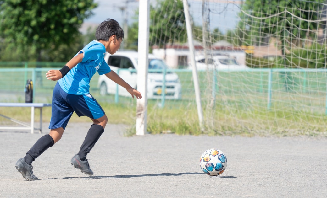 サッカーをする男の子