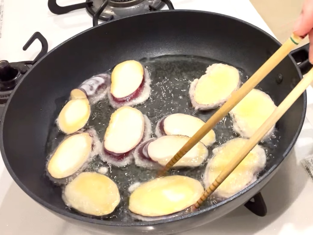 揚げ焼きで天ぷらを作る女性