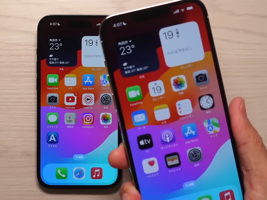  iOS17を持つ男性の手