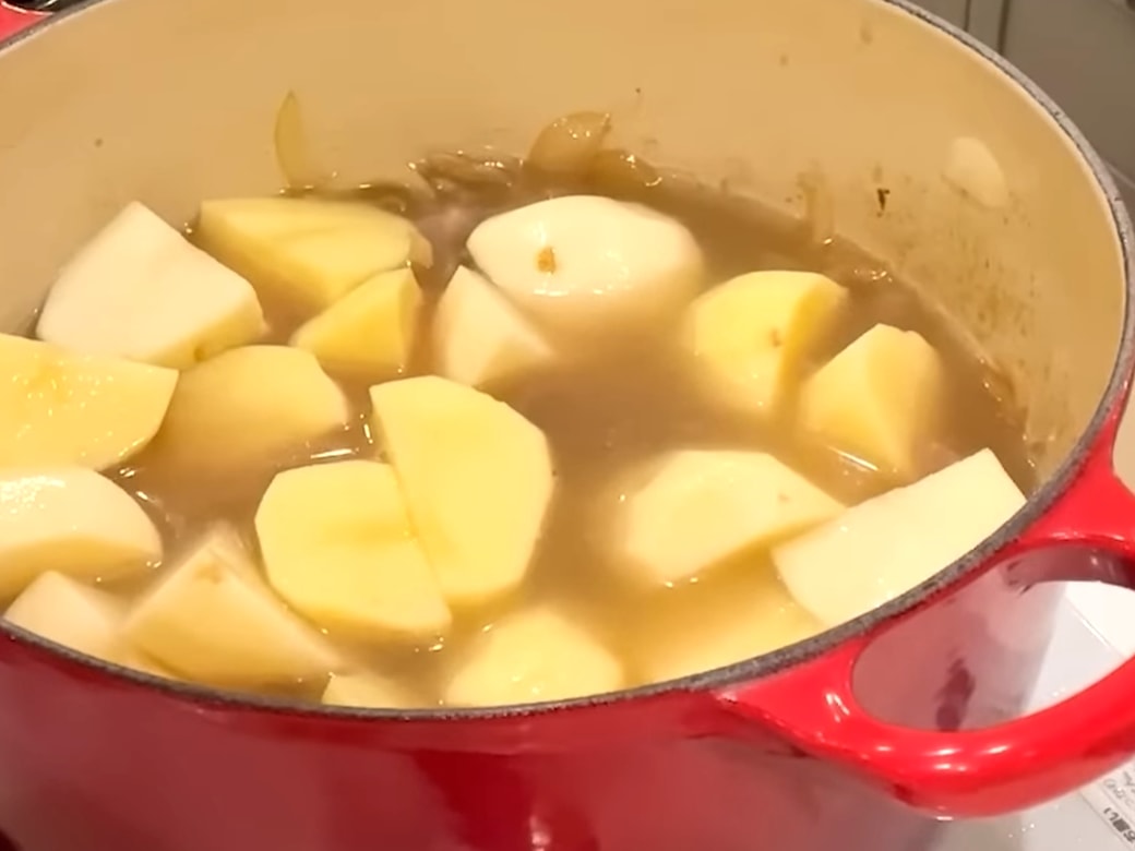 鍋で肉じゃがを作る女性