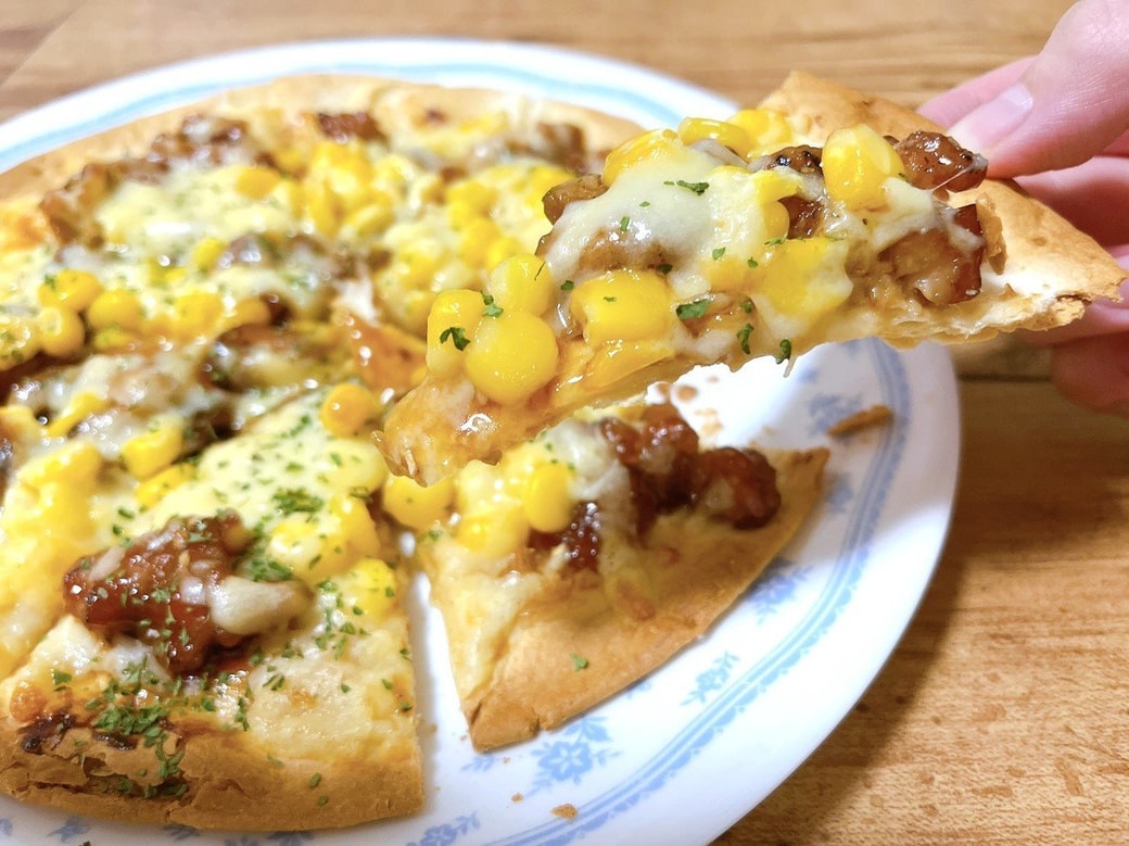 カットした照り焼きチキンピザ