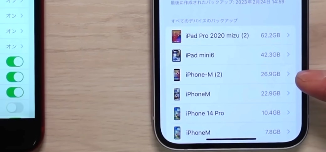 iPhoneの設定を開く男性