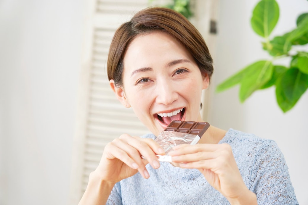 お菓子をひとつ食べる