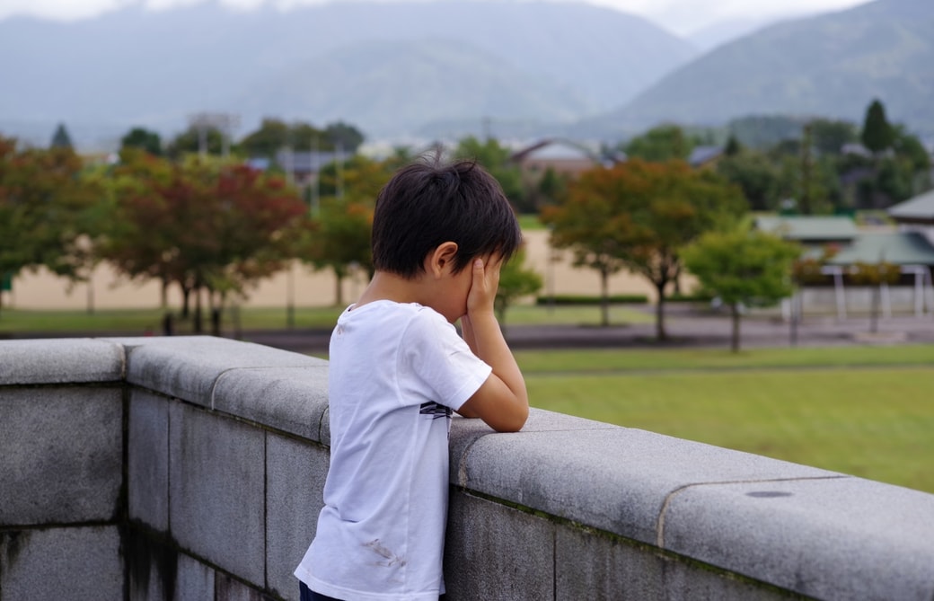 泣く子ども