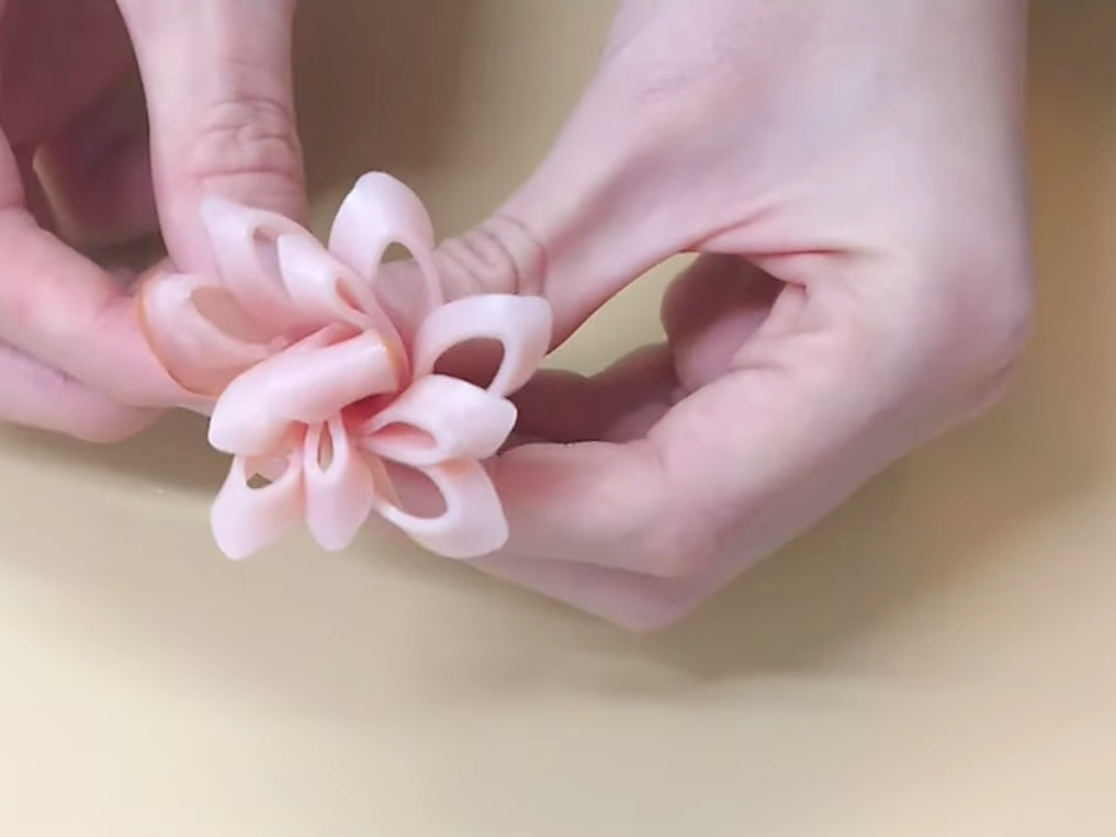 お花ハムを作る女性