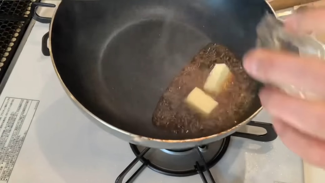 フライパンでカラメルを作る女性