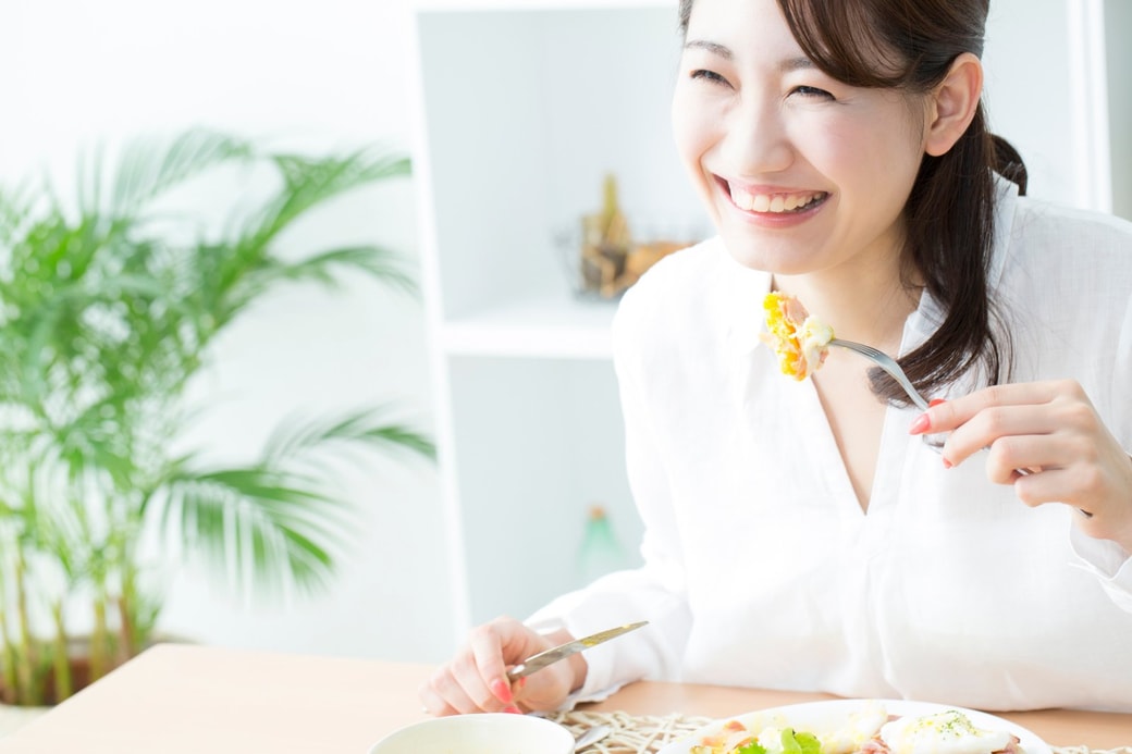 食事をする女性