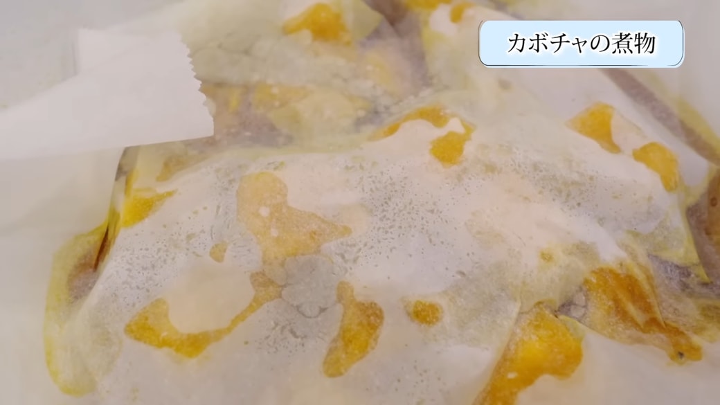 かぼちゃの煮物を作る女性