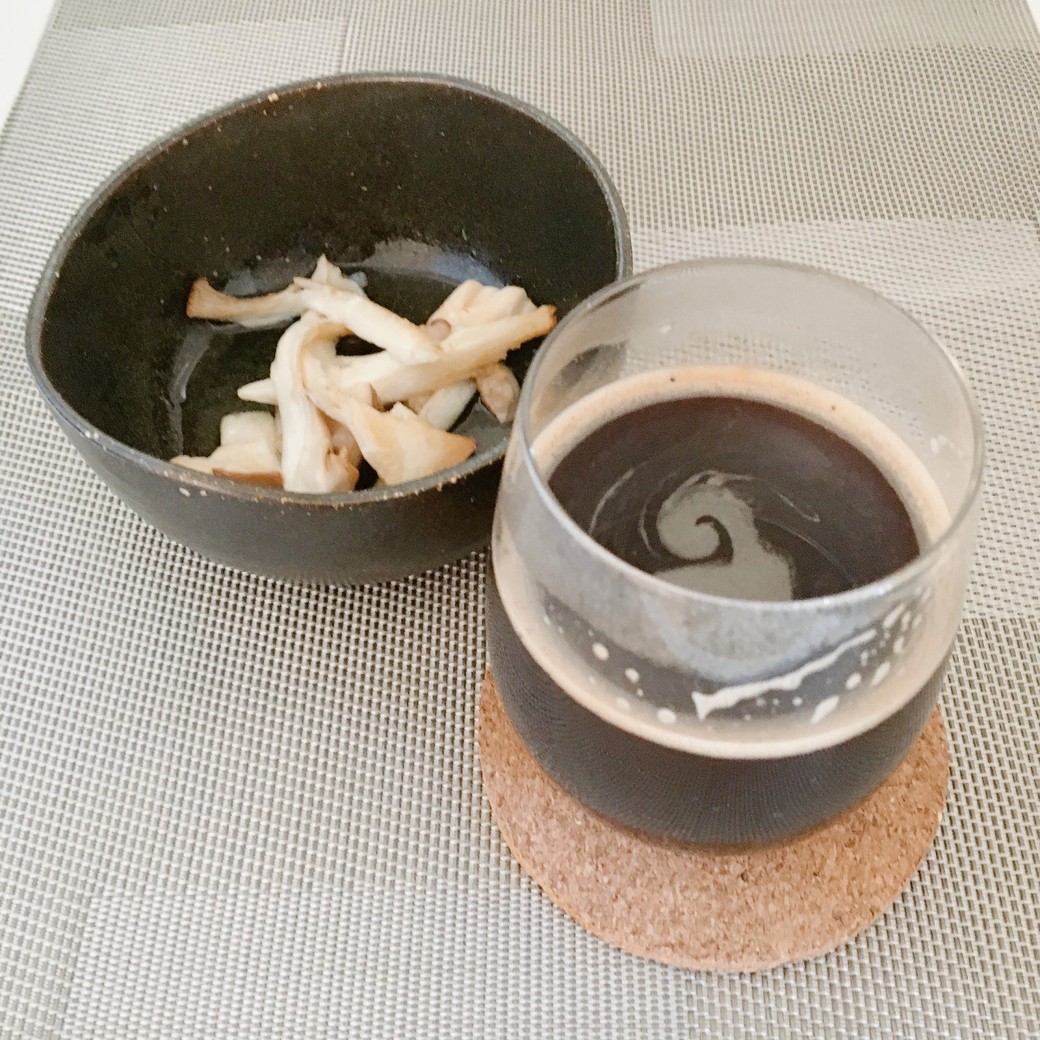 にんにくと油で焼いたエリンギとコーヒー