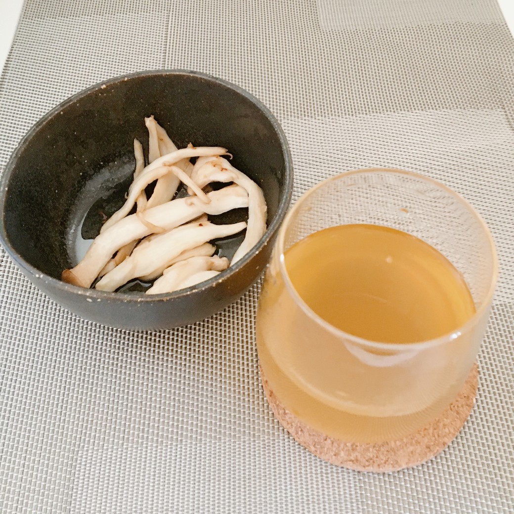 にんにくと油で焼いたエリンギと緑茶