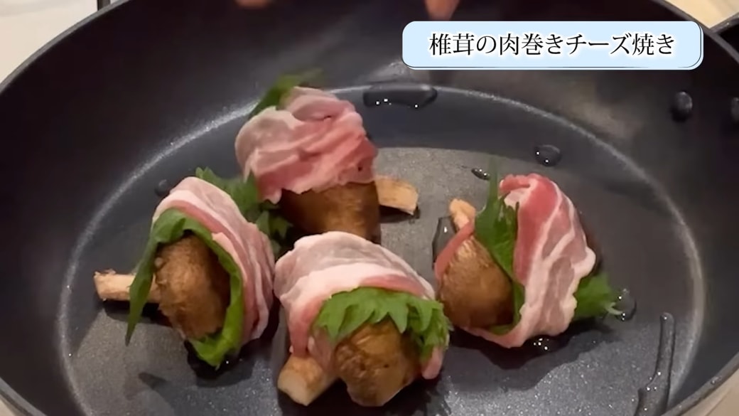 フライパンに並べた肉を巻いた椎茸