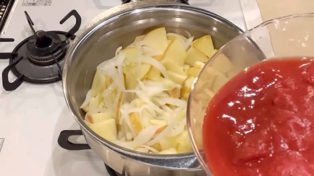 鍋でカレーを作る女性