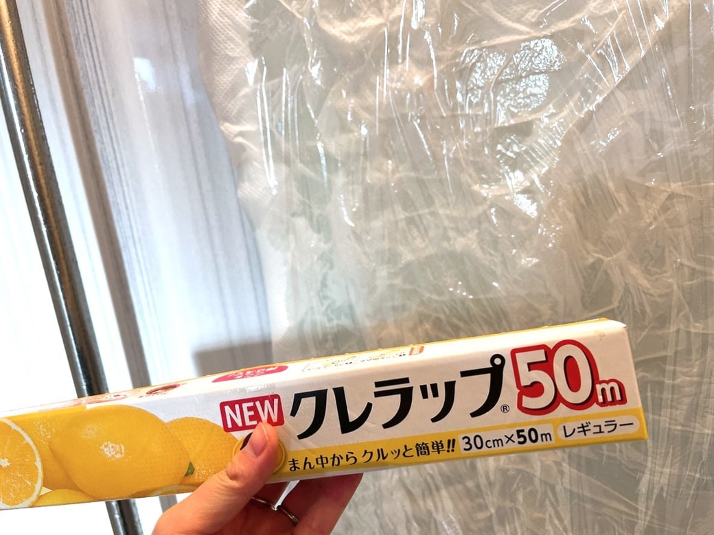 食品用ラップを貼りつける