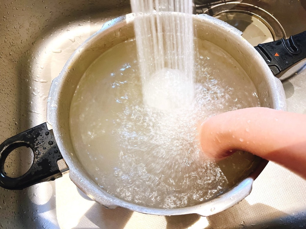 お湯と洗剤でカレーを落とす