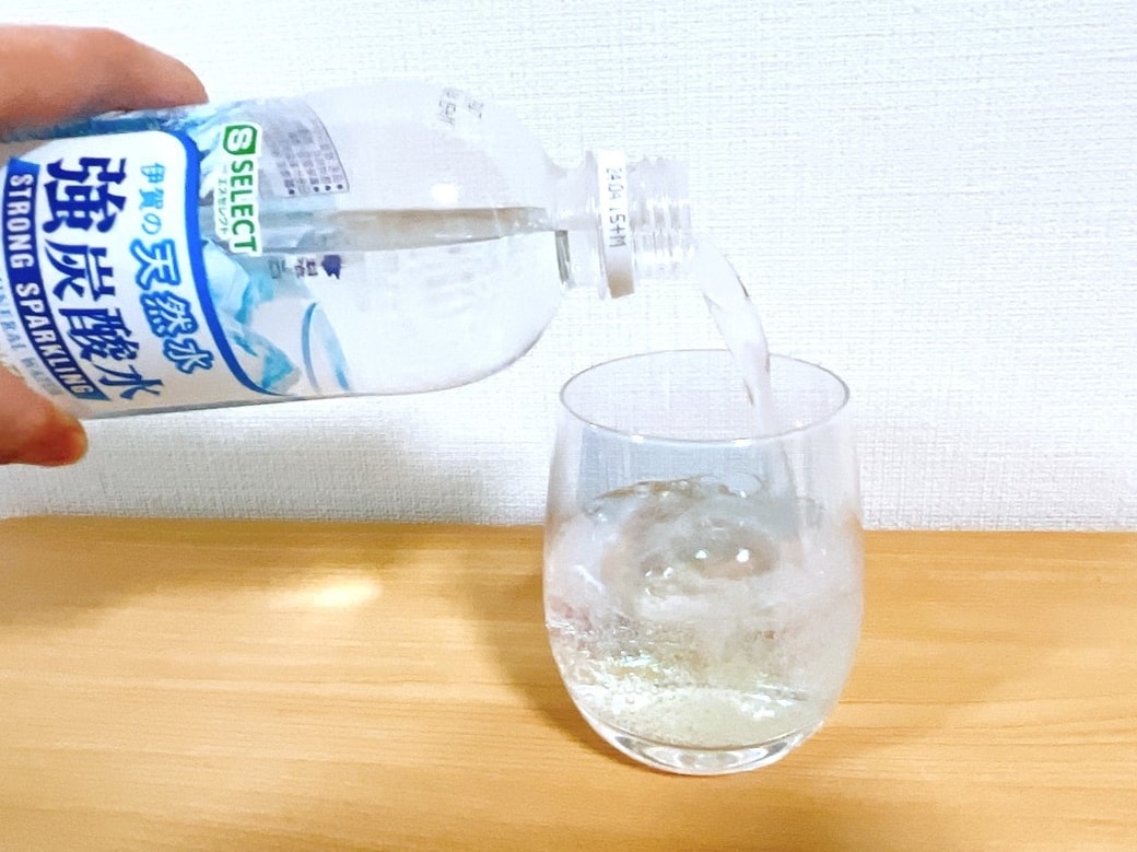 炭酸水をコップに注ぐ