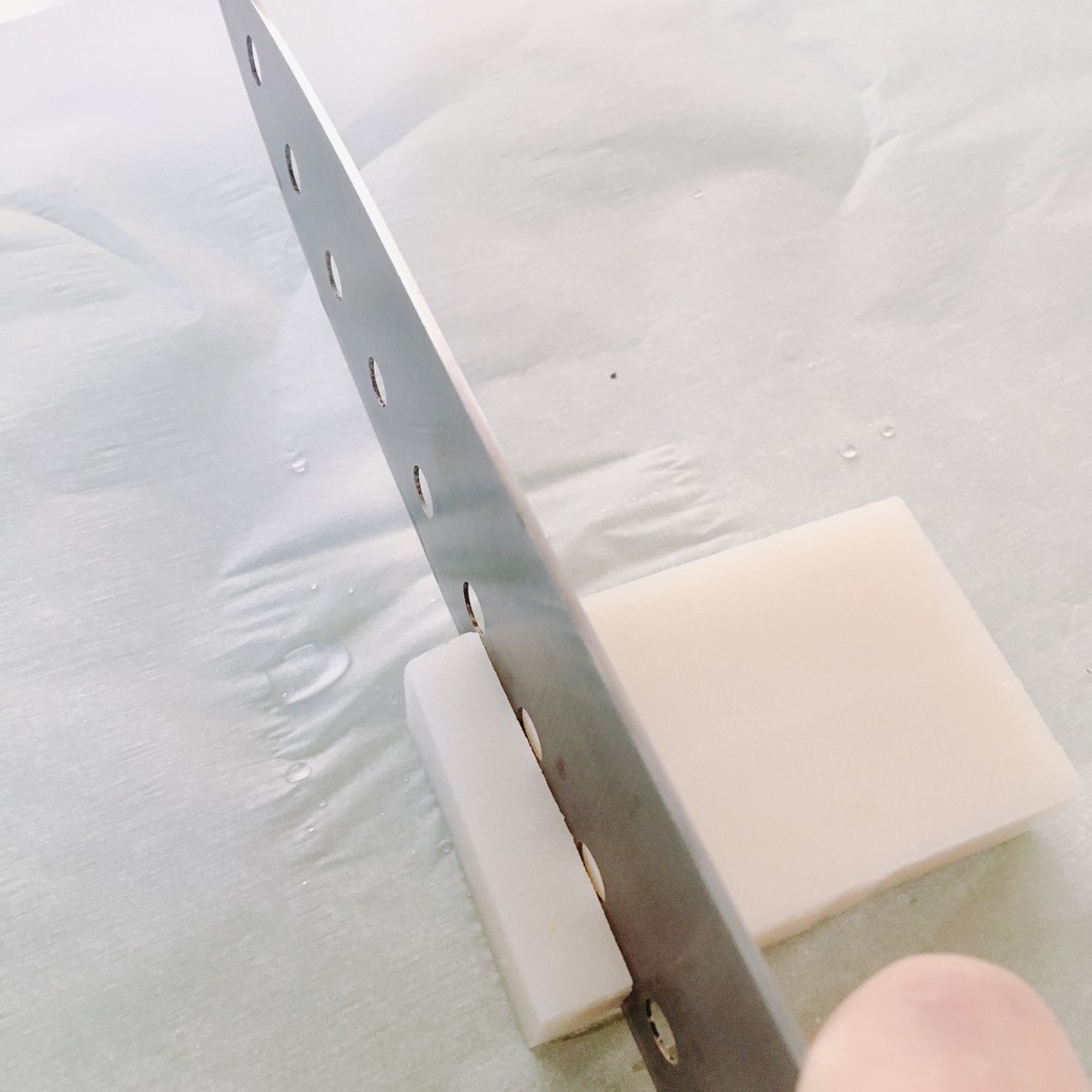 包丁でお餅を切る