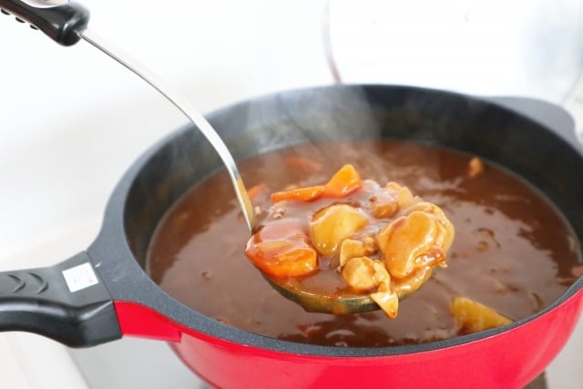 鍋からカレーをすくうお玉