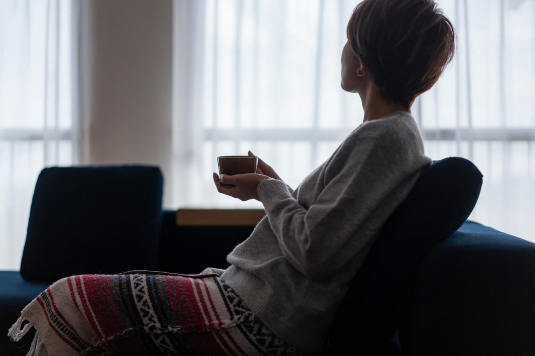 お茶をする女性