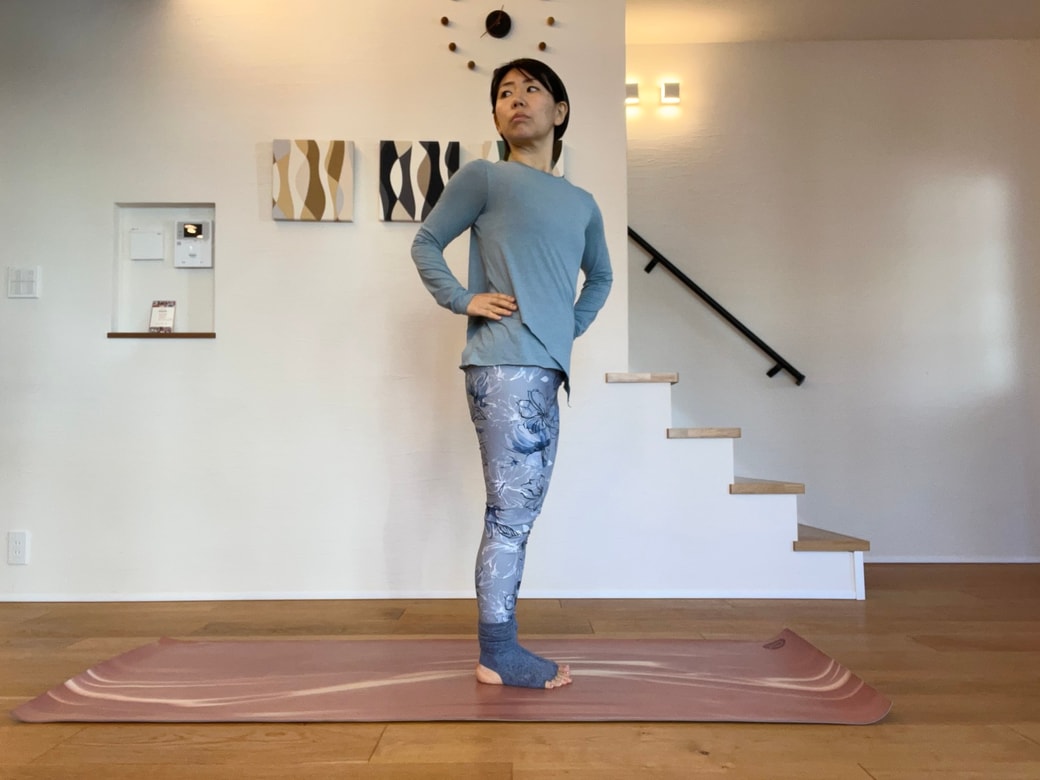 息を吸って伸び、吐きながら右にねじる。