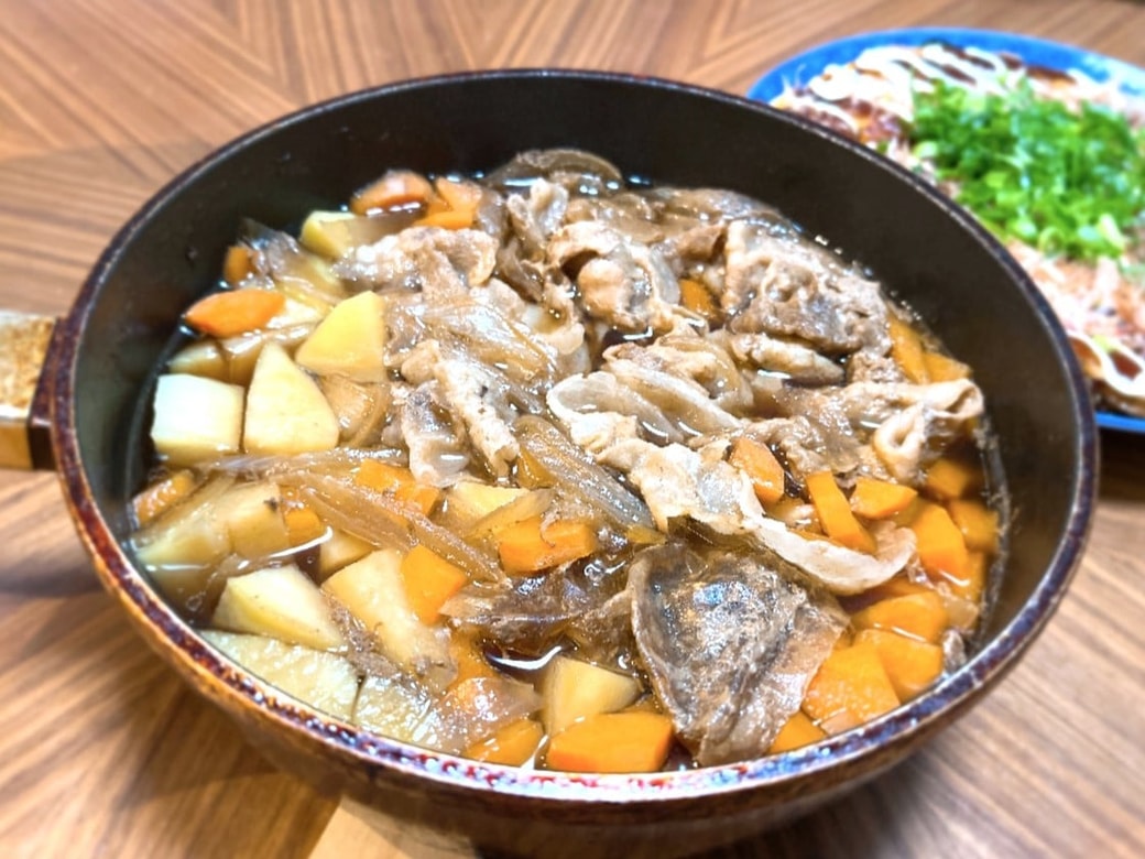 鍋に入ったままの肉じゃが