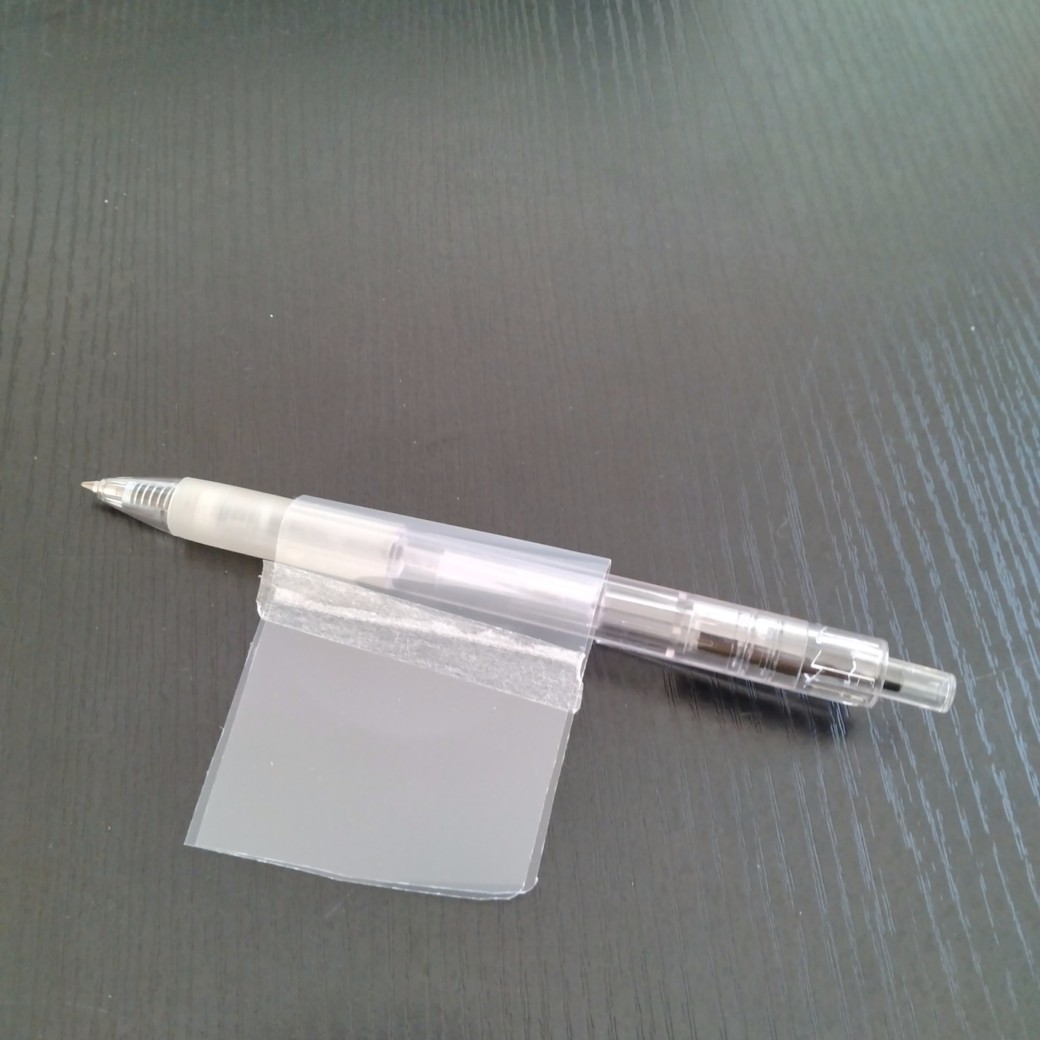 切ったクリアファイルで挟んだボールペン