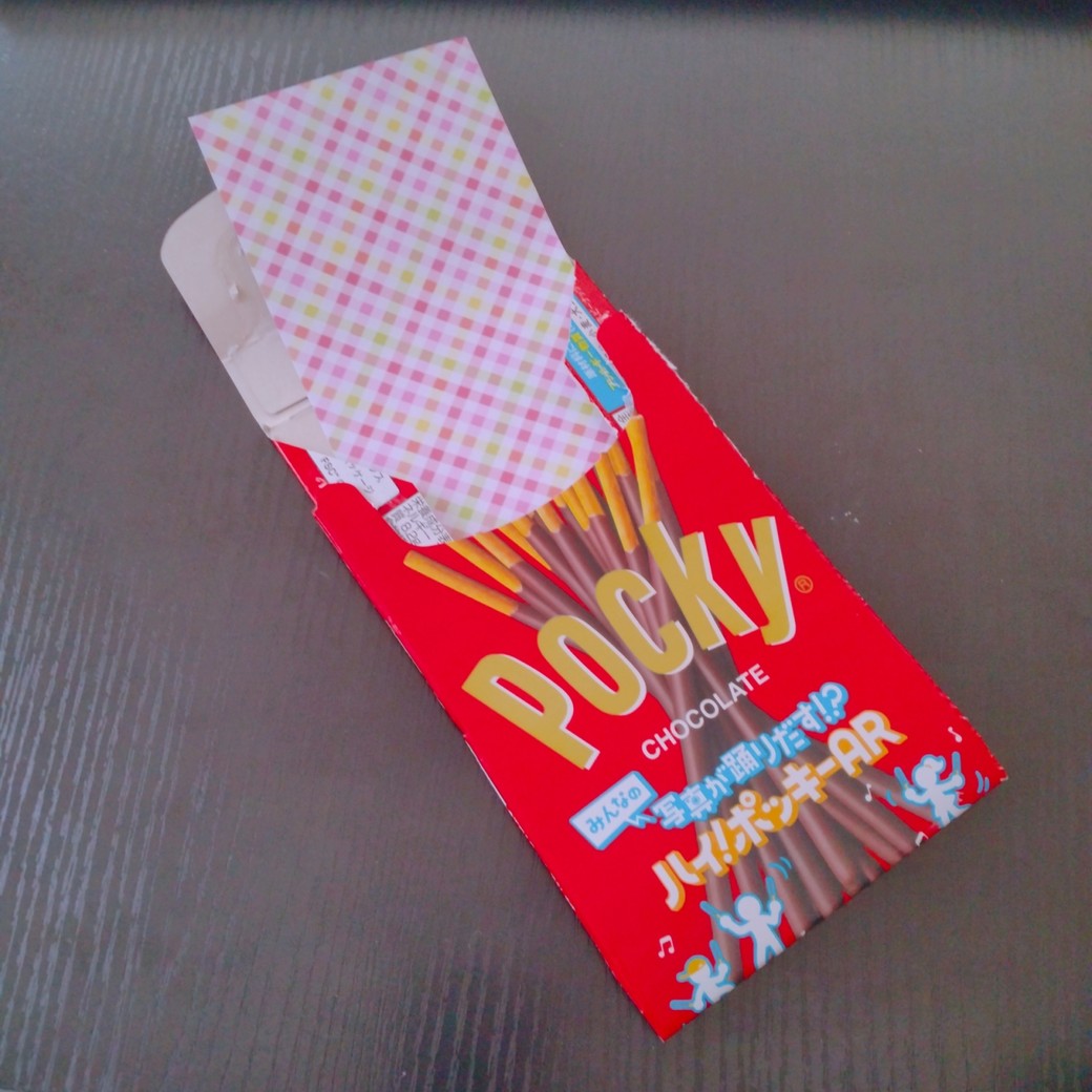 メッセージカードを入れたポッキーの空き箱