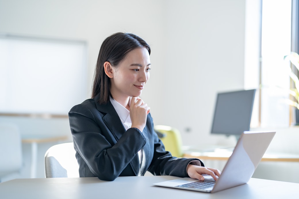 仕事をする女性