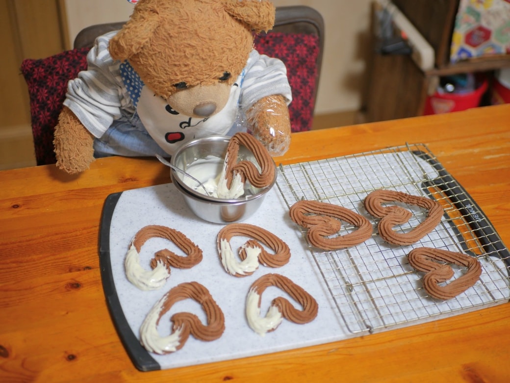 ホワイトチョコをつけるくまくん