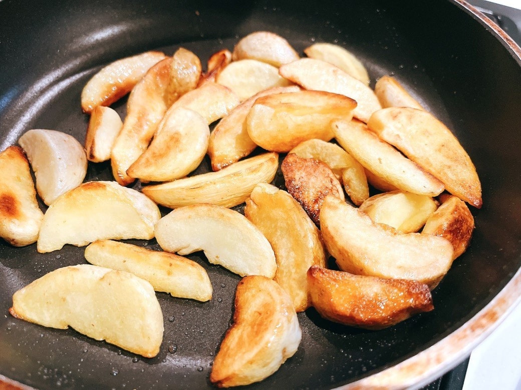 こんがり焼きあがったフライドポテト