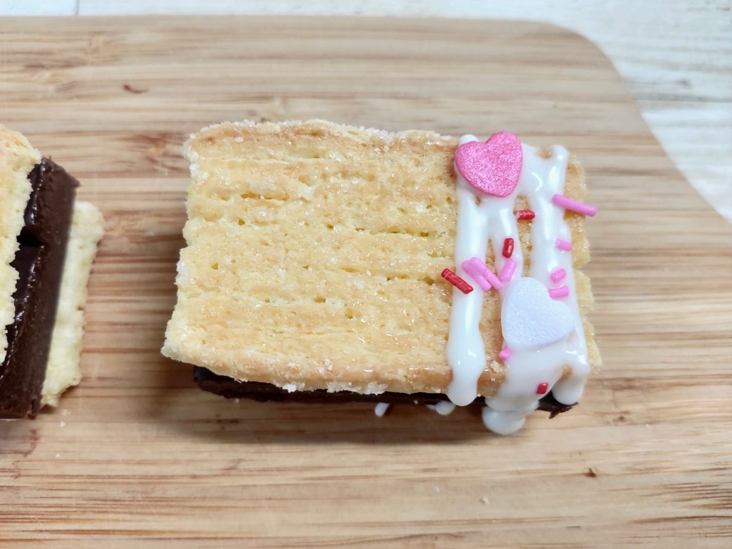 湯煎でとかしたチョコペンで、クッキーやパイに模様をつけたら、チョコレートが乾く前にデコレーションシュガーをトッピングして完成です！