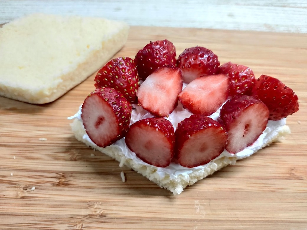 菓子パンで作るひな祭りケーキ