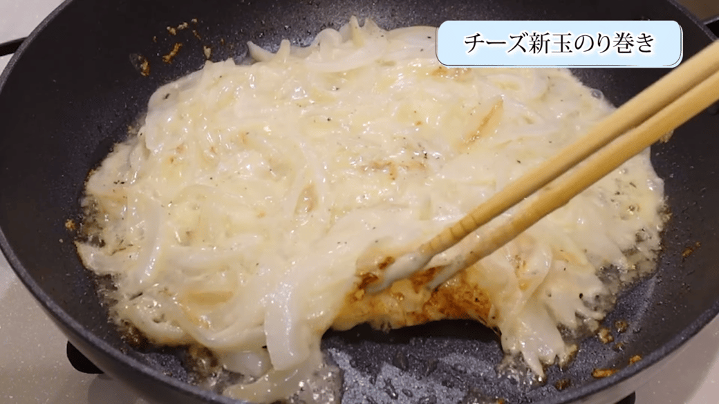 新玉ねぎとチーズを焼く女性