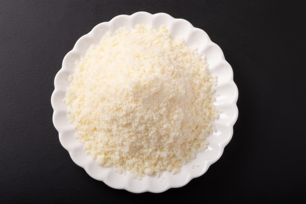 冷蔵NG１.粉チーズ。パウダー状の粉チーズは温度差に弱く、湿度が高いと湿気を吸収して固まる場合があります。