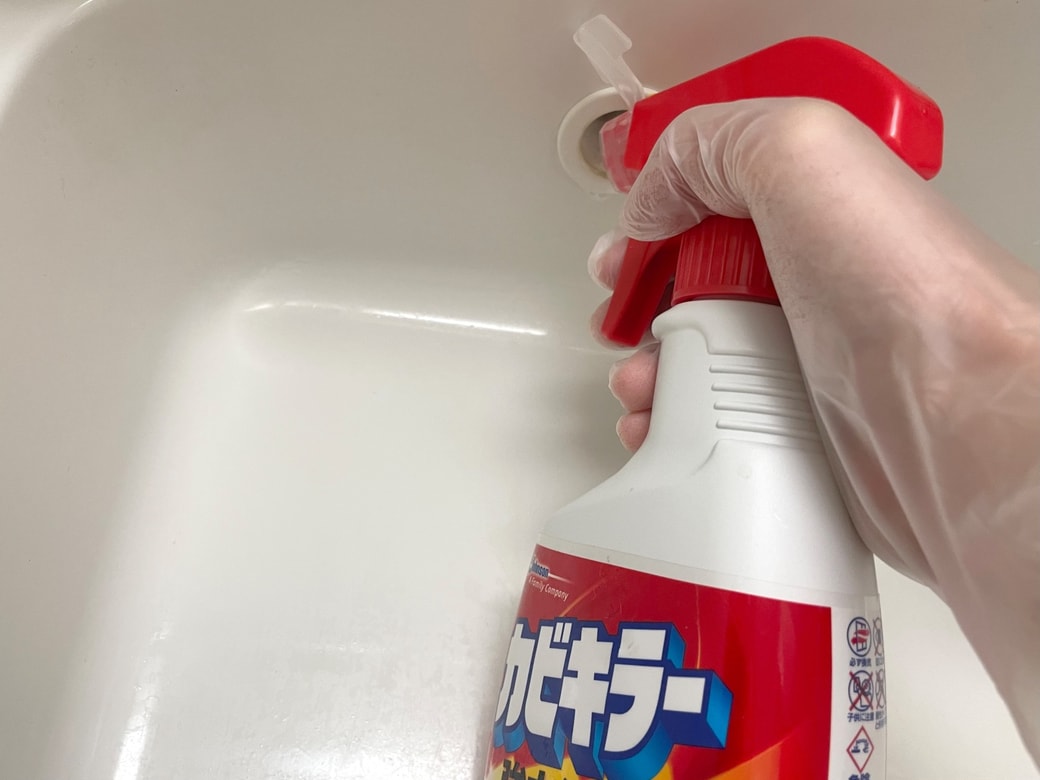 1.カビ取り剤を2プッシュ吹きかける