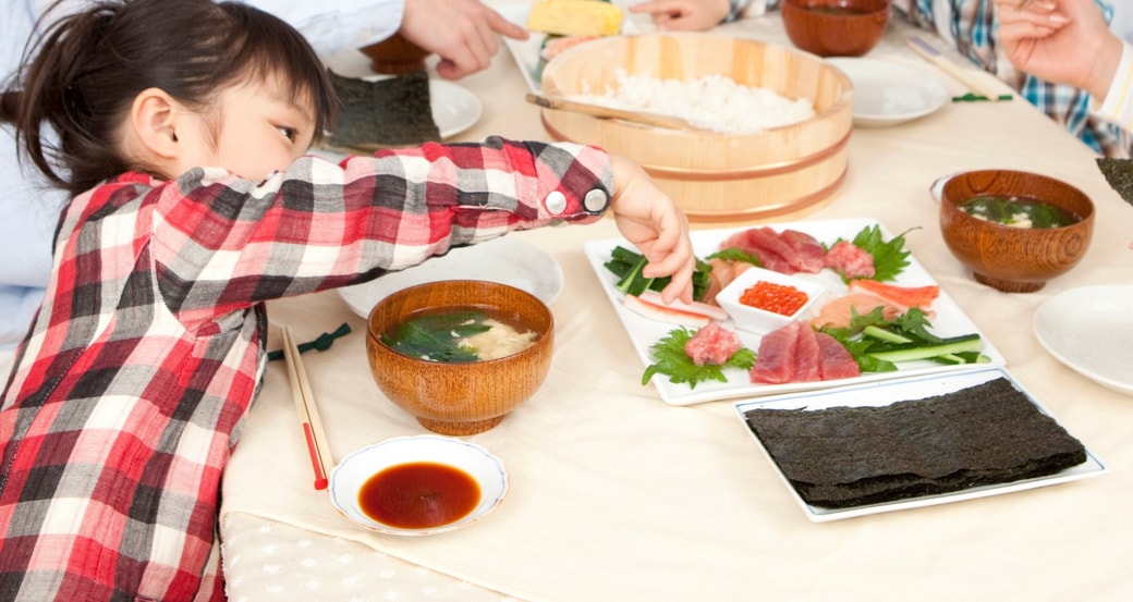 食事中の子ども