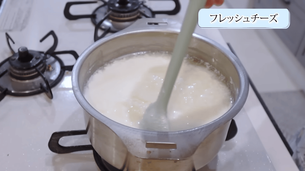 プレーンヨーグルトと牛乳でチーズを作る女性