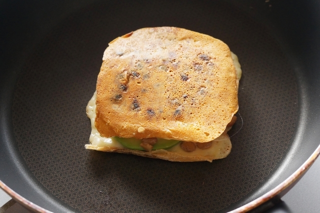 焼き色がついたチーズ