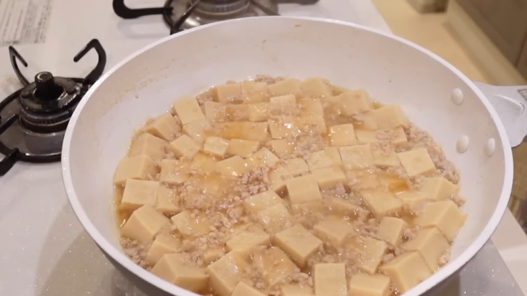 高野豆腐を煮ているフライパン