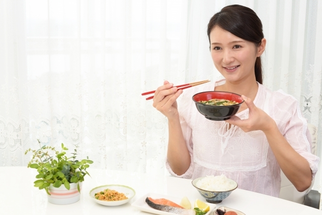 食事をする女性画像